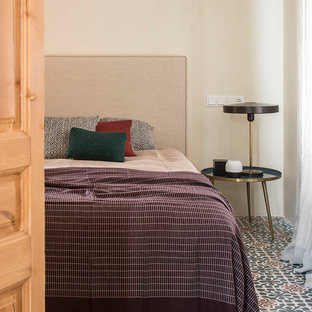 Foto de habitación de invitados mediterránea, de tamaño medio, con paredes beige, suelo de baldosas de porcelana y suelo multicolor