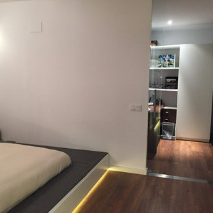 Modelo de dormitorio principal, contemporáneo, pequeño, con paredes blancas y tatami
