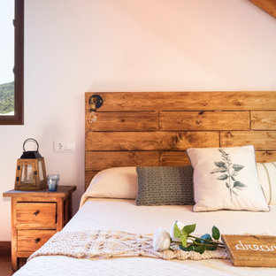 Foto de habitación de invitados urbana, de tamaño medio, con paredes blancas, suelo de baldosas de cerámica y suelo marrón
