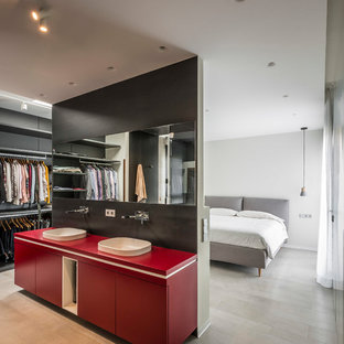Modelo de dormitorio principal, moderno, con paredes blancas y suelo beige
