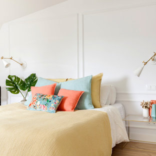 Foto de dormitorio actual con paredes blancas, suelo de madera en tonos medios y suelo marrón