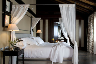 Ejemplo de dormitorio principal tradicional de tamaño medio sin chimenea con paredes beige y suelo de baldosas de cerámica