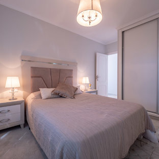 Diseño de dormitorio principal, actual, de tamaño medio, con paredes grises, suelo de mármol y suelo gris