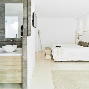 Diseño de dormitorio principal, mediterráneo, grande, sin chimenea, con paredes blancas