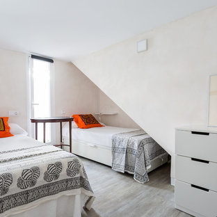 Ejemplo de habitación de invitados mediterránea, sin chimenea, con paredes beige y suelo beige