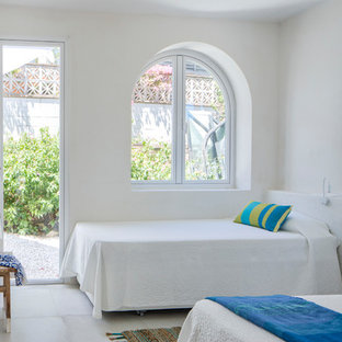 Diseño de dormitorio principal, mediterráneo, de tamaño medio, con paredes blancas, suelo de baldosas de cerámica y suelo blanco