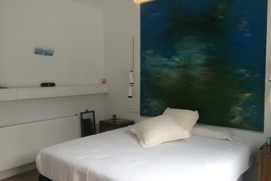 Modelo de dormitorio principal tradicional renovado de tamaño medio con paredes blancas