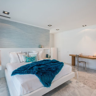 Imagen de dormitorio contemporáneo, sin chimenea, con paredes blancas y suelo gris