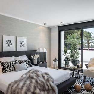 Diseño de dormitorio contemporáneo, sin chimenea, con paredes blancas, suelo de madera clara y suelo beige
