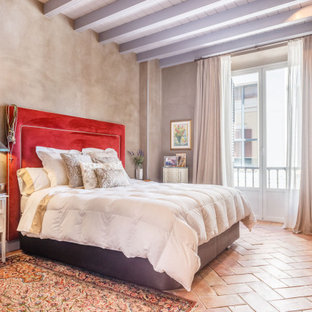 Modelo de dormitorio machihembrado, mediterráneo, con paredes grises, suelo de baldosas de terracota y suelo rojo