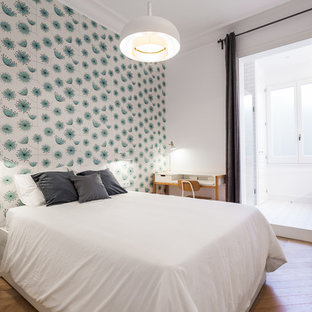Ejemplo de dormitorio principal, contemporáneo, de tamaño medio, sin chimenea, con paredes multicolor, suelo de madera en tonos medios y suelo marrón