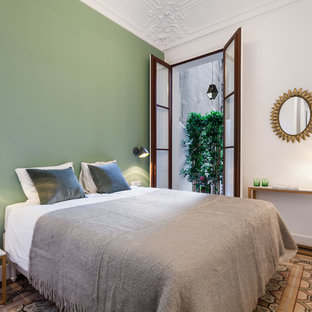 Foto de dormitorio mediterráneo con paredes verdes y suelo multicolor