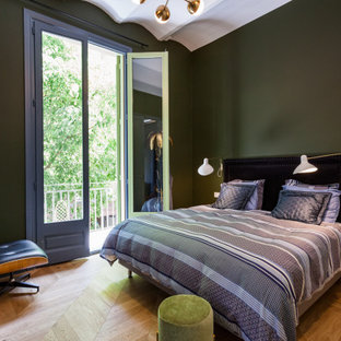 Modelo de dormitorio mediterráneo con paredes verdes y suelo de madera en tonos medios