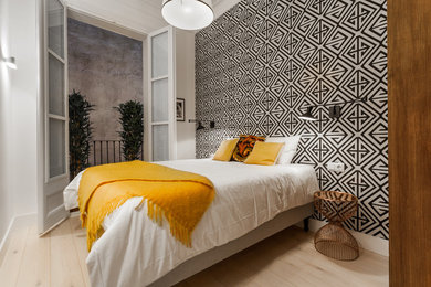 Diseño de dormitorio principal actual de tamaño medio sin chimenea con paredes multicolor y suelo de madera clara