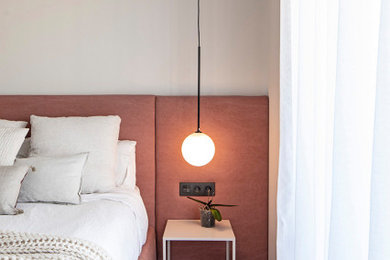 Imagen de dormitorio principal contemporáneo de tamaño medio con paredes beige, suelo de madera en tonos medios y suelo beige