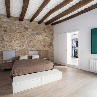 Ejemplo de dormitorio principal, de estilo de casa de campo, grande, con paredes beige