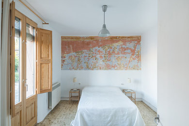 Imagen de habitación de invitados retro de tamaño medio con paredes blancas, suelo de baldosas de cerámica y suelo beige