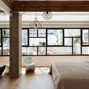 Imagen de dormitorio principal, actual, grande, con paredes blancas, suelo de madera en tonos medios y suelo beige