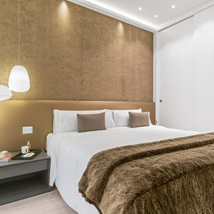 Foto de dormitorio contemporáneo con paredes blancas, suelo de madera clara y suelo gris