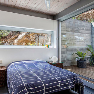 Modelo de dormitorio principal, contemporáneo, de tamaño medio, sin chimenea, con paredes blancas y suelo de baldosas de cerámica