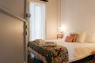 Großes Shabby-Style Hauptschlafzimmer ohne Kamin mit weißer Wandfarbe in Sonstige