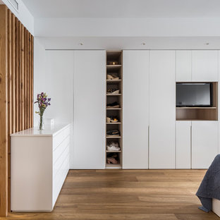 Imagen de dormitorio principal, contemporáneo, con paredes blancas y suelo de madera en tonos medios