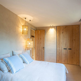 Imagen de dormitorio mediterráneo con paredes beige y suelo beige