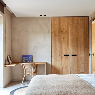 Imagen de habitación de invitados mediterránea, de tamaño medio, sin chimenea, con paredes beige y suelo beige