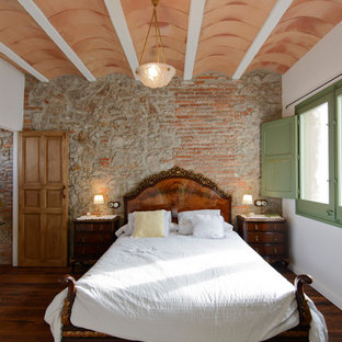 Diseño de dormitorio principal, mediterráneo, grande, sin chimenea, con paredes blancas, suelo de madera oscura y suelo marrón