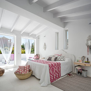 Imagen de dormitorio principal, mediterráneo, grande, sin chimenea, con paredes blancas y suelo blanco