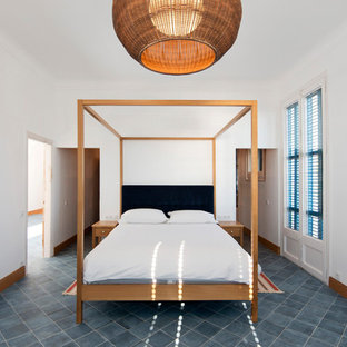 Ejemplo de dormitorio principal, vintage, de tamaño medio, con paredes blancas y suelo azul