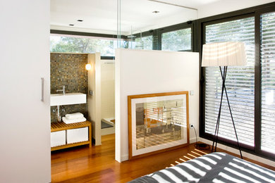 Inspiration for a modern bedroom in Barcelona.