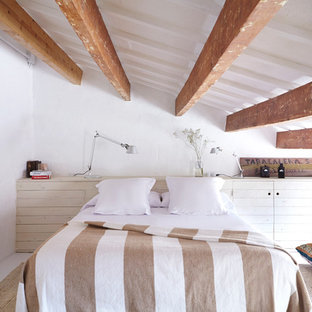 Ispirazione per una grande camera da letto mediterranea con pareti bianche, pavimento in legno verniciato e pavimento bianco