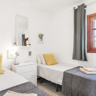 Diseño de dormitorio mediterráneo con paredes blancas y suelo beige