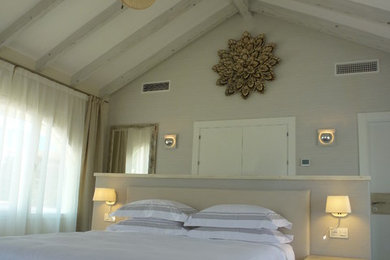 Ejemplo de dormitorio principal romántico grande con paredes grises, suelo de baldosas de cerámica y suelo gris