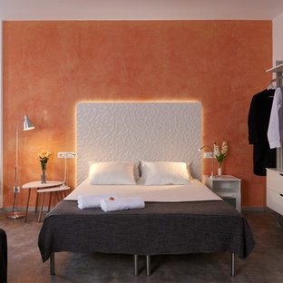 Modelo de dormitorio contemporáneo con parades naranjas y suelo gris