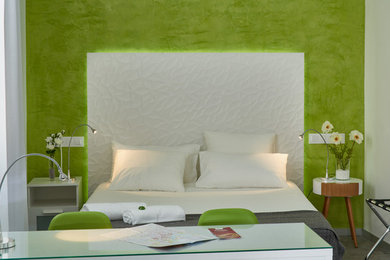 Ispirazione per una piccola camera da letto minimalista con pareti verdi