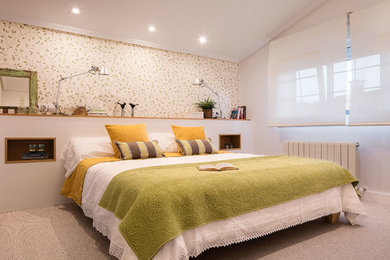 Foto de dormitorio principal minimalista de tamaño medio con paredes blancas, moqueta y suelo gris