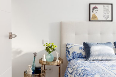 Ejemplo de habitación de invitados moderna pequeña con paredes blancas, suelo de baldosas de cerámica y suelo gris