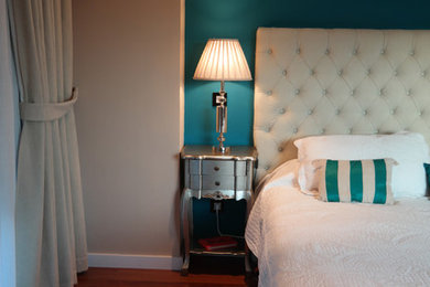 Exemple d'une grande chambre parentale romantique avec un mur bleu, un sol en bois brun et un sol marron.