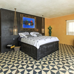 Ejemplo de dormitorio principal, ecléctico, grande, sin chimenea, con paredes multicolor y suelo de baldosas de cerámica