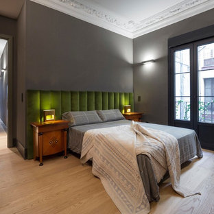 Foto de dormitorio principal, contemporáneo, de tamaño medio, con paredes grises y suelo de madera clara