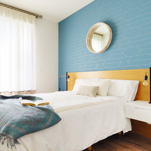 Foto de dormitorio actual con paredes azules, suelo de madera oscura y suelo marrón