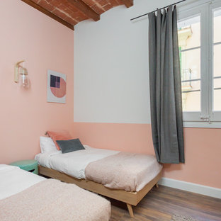 Diseño de habitación de invitados nórdica, de tamaño medio, con paredes rosas y suelo de madera oscura