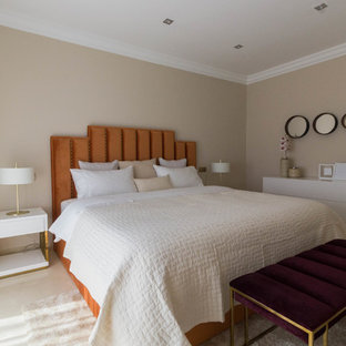 Diseño de dormitorio contemporáneo con paredes beige y suelo beige