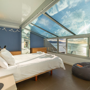 Diseño de dormitorio contemporáneo con suelo gris y paredes azules