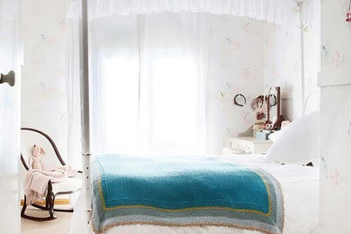 Imagen de dormitorio principal tradicional renovado pequeño sin chimenea con paredes multicolor, moqueta y suelo beige