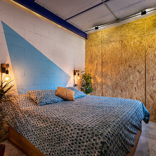Idee per una camera da letto stile loft minimalista con pareti blu, pavimento in marmo e pavimento grigio