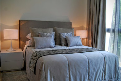 Modelo de dormitorio principal tradicional renovado de tamaño medio sin chimenea con paredes beige
