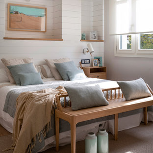 Modelo de dormitorio principal, nórdico, grande, sin chimenea, con suelo laminado, suelo marrón y paredes grises